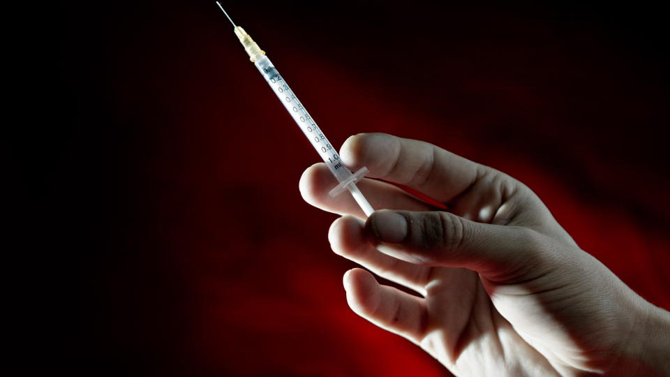 VAKSINE: Mannen (35) har hatt store plager av vaksinen han fikk p� ungdomsskolen. Blant annet har han tilbragt seks �r av livet sovende i et m�rkt rom. Foto: Krister S�rb�