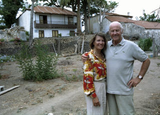  1994:  Her er Thor Heyerdahl sammen med kona Jaqueline Beer Heyerdahl fotografert foran boligen p� Tenerife i september 1994.  De traff hverandre for f�rste gang p� toppen av pyramiden i G�imar.  Foto: Geir B�lstad