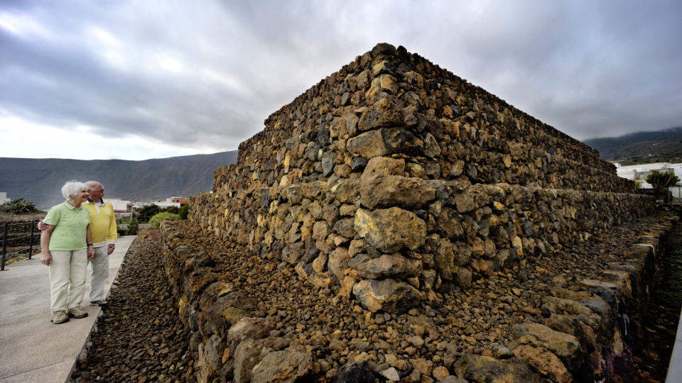 PYRAMIDENE: Mange av turistene p� Tenerife bes�ker pyramideparken i G�imar. Thor Heyerdahls forskning beviste at dette ikke bare var en tilfeldig steinhaug,   ved � sammenligne med pyramidestrukturer i andre kulturer som p� Sicilia, i Mexico og Peru.           Alle foto: John Terje Pedersen