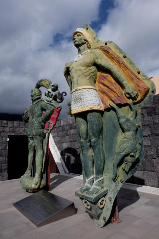 PIR�MIdES de G�IMAR: Skulpturer er guanchene, Kanari�yenes tidligere innmbyggere, vokter inngangen til pyramideparken.  Foto: John Terje Pedersen
