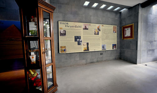 THOR HEYERDAHL: I auditoriet er det satt opp informasjon om Thor Heyerdahls ekspedisjoner.                                      Foto: John Terje Pedersen