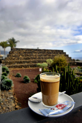  PYRAMIDEKAFFE:  Etter omvisningen i Pir�mides de G�imar kan du slappe av med stedets spesialitet;  kaffe med sitron, kanel og lik�r.  Foto: John T. Pedersen