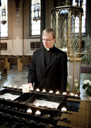 TENTE LYS P�l Bratbak tenner lys for ofrene for overgrep i den katolske kirke. FOTO: �ISTEIN NORUM MONSEN