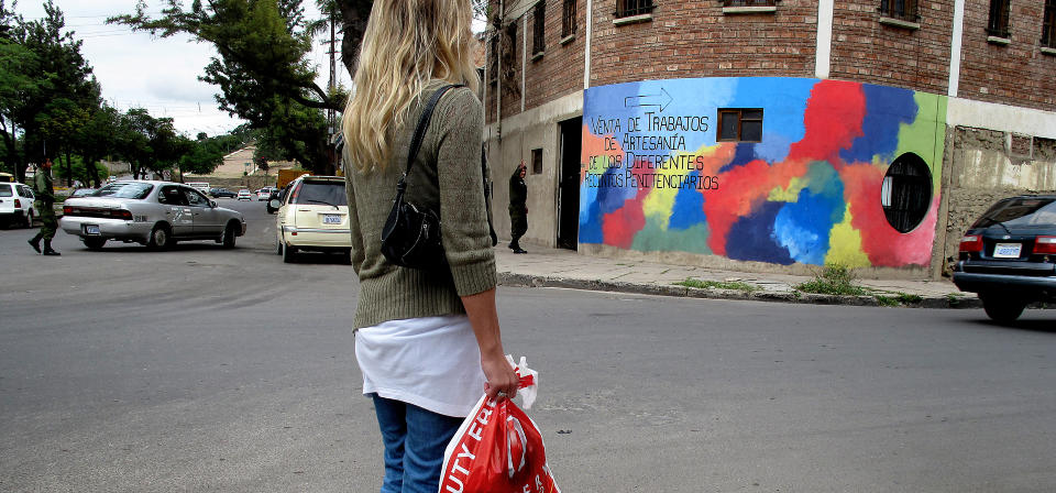 F�LGER RETTSSAKEN: Moren til Stina Brendemo Hagen, en av de norske jentene som er tiltalt for � smugle ut 22,5 kilo kokain, foran fengslet i Bolivia.  FOTO: HENNING LILLEG�RD/DAGBLADET.