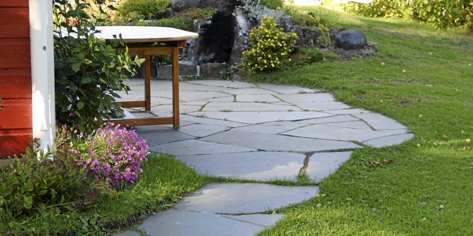 V�RPLENEN: Den som vil ha en fin, gr�nn plen til sommeren m� starte allerede n�. Foto: Dag Thorstensen