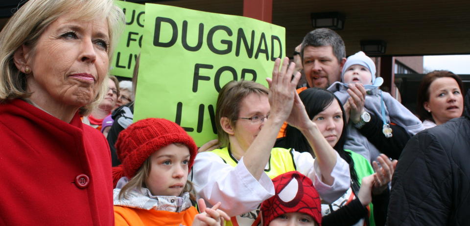 STORT ENGASJEMENT: Flere tusen mennesker m�tte i formiddag opp utenfor Kristiansund sykehus i protest mot planene om � legge ned flere viktige funksjoner ved institusjonen. Helseminister Anne-Grete Str�m-Erichsen bes�kte i dag lokalsykehuset i et fors�k p� � megle fram en l�sning. 
Foto: SCANPIX