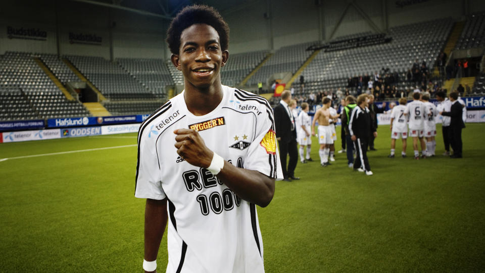 I FORM: Mushaga Bakenga viser gode takter ogs� med flagget p� brystet der RBKs mesterligastjerner vanligvis er festet.
Foto: Jon-Michael Josefsen / Scanpix