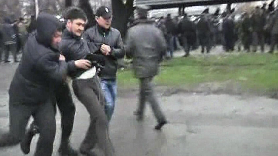 KAOTISK: Det er erkl�rt unntaktstilstand i hovedstaden i Kirgisistan i dag.