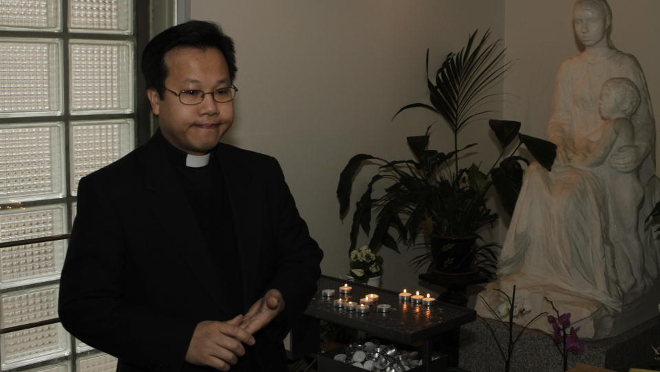 - FORFERDELIG: Sogneprest Dominic Nguyen Van Thanh i katolske St. Olavs domkirke i Trondheim synes nyheten om at hans tidligere prest og biskop, Georg M�ller, har seksuelt misbrukt en altergutt, er forferdelig. Foto: RON HOLAN
