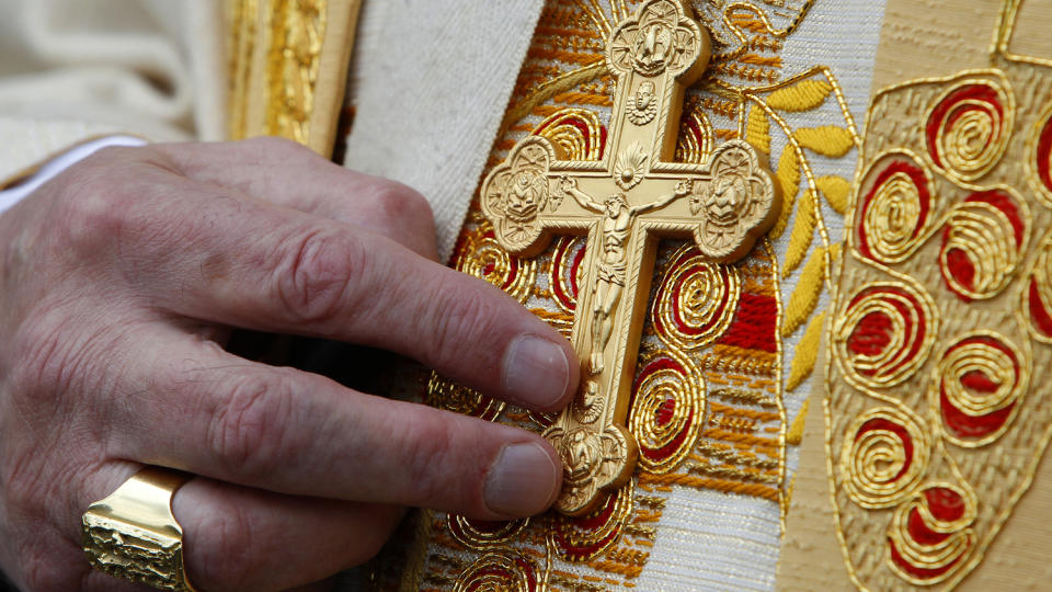 SKANDALE P� SKANDALE: Tusenvis av graverende overgrepssaker rulles opp i Den katolske kirke verden over. Stadig flere offer st�r fram med misbruk som de har holdt skjult i flere ti�r. Foto: REUTERS/David Moir