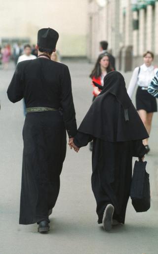 HAR IKKE S�LIBATKRAV: En munk og en nonne h�nd i h�nd i Kiev, Ukraina. Den ortodokse kirken tillater ogs� en del prester � gifte seg. Foto: AP/Victor Pobedinsky
