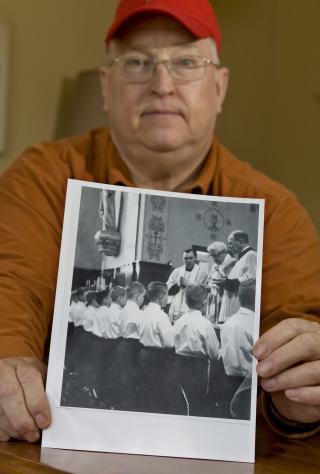 FLERE ST�R FRAM: Steven Geier i Madison, Wisconsin med et fotografi d�veskolen St. John's i Milwaukee, 1960. Han gikk p� skolen i sju �r, og sier pater Lawrence C. Murphy (�verst til venstre) forgrep seg p� ham fire ganger. Murphy misbrukte mellom 150 og 200 h�rselshemmede barn i sine 24 �r p� skolen. Tre biskoper sa fra til n�v�rende pave Benedikt og hans medhjelper, if�lge NY Times, men de ble oppfordret til � la det ligge. Foto: EPA/ANDY MANIS