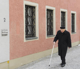 PAVENS BROR: Georg Ratzinger, i dag 86. Han har innr�mmet � motvillig ha sl�tt kormedlemmer p� 1960-tallet, noe som var ganske vanlig den gang. Han avviser alt kjennskap til seksuelt misbruk. Foto: AP/Jens Meyer