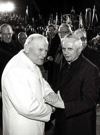 PAVEN OG ARVTAKEREN: Pave Johannes Paul og Joseph Ratzinger i 1979. Tre �r etter flyttet Ratzinger til Vatikanet. Det er derfor uklart hva han visste om hjemlige skandaler i Tyskland. Foto: REUTERS/KNA-Bild