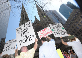 PROTESTER I NEW YORK: Utenfor St. Patrick's Cathedral p� Manhattan i p�sken. Foto: Michael Loccisano/Getty Images/AFP