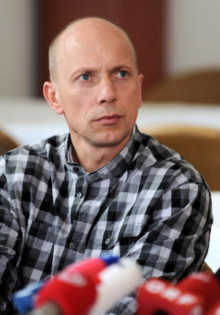 �STERRISK OFFER: Klaus Fluch ble misbrukt av kirken. Her lytter han til en pressekonferanse i Wien i mars. Erkebiskopen innr�mmet kirkens skyld og lovte nye granskinger av overgrepene. Foto: AFP/SAMUEL KUBANI