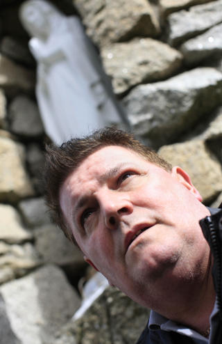 IRLAND: John Kelly avbildet utenfor en katolsk kirke i Crumlin i Irland i forrige m�ned. Han ble misbrukt p� et katolsk drevet barnehjem, og representerer n� ofrene. Foto: AFP/PETER MUHLY