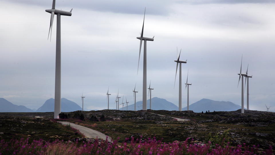 FRAMTIDA FOR NORSK NATUR? Berre 12 prosent av det totale landarealet i Noreg er inngrepsfri natur. Sv�re vindkraftverk i desse omr�da er verken optimalt for milj� eller samfunn, skriv Grethe Hillers�y. Her fr� vindkraftanlegget p� Sm�la.

Foto: Geir B�lstad