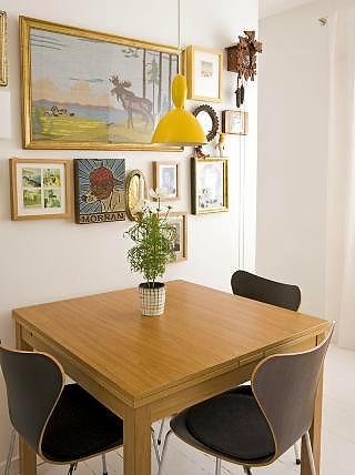 KOMBINER: Miks broderte bilder med andre spennende bilder og rammer. Jobb for å få den rette miksen. En moderne lampe som lampen Mhy designet av Norway Says for Muuto, setter prikken over i-en. Foto: Mari Eriksson KOMBINER: Miks broderte bilder med andre spennende bilder og rammer. Jobb for å få den rette miksen. En moderne lampe som lampen Mhy designet av Norway Says for Muuto, setter prikken over i-en. Foto: Mari Eriksson