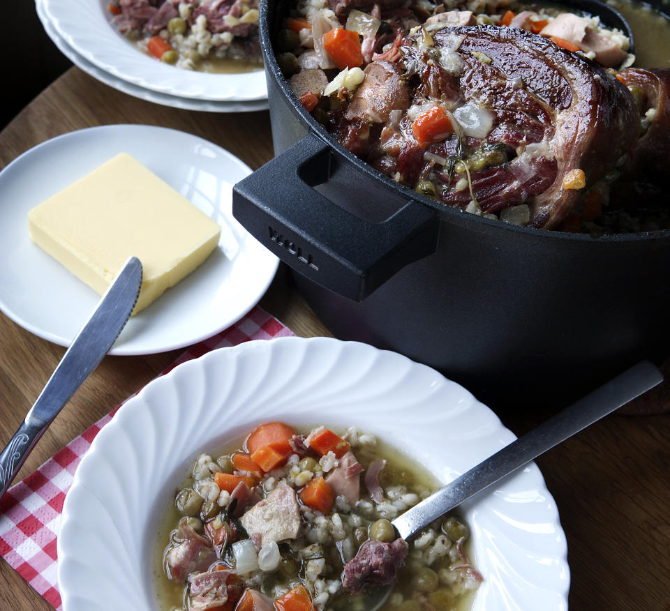 INTERNASJONAL KLASSE: R�rosk�l inneholder riktignok ikke k�l, men er en gryterett som kan m�le seg med det beste i utlandet. Enkel, men hvilken smak!