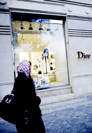 LUKSUS: Dior, Gucci og Armani. De store designerne har etablert seg i Baku. Men inne i butikkene er det godt med plass og lite kunder. De f�rreste har r�d til disse prisene.