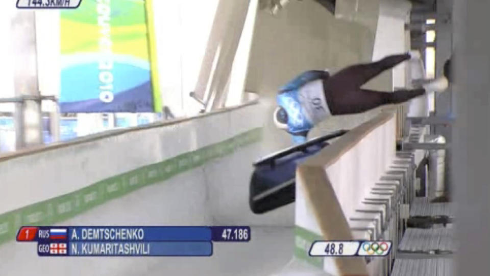 KRASJET I 144 KM/T: I den ekstremt raske akebanen gikk det galt for Nodar Kumaritashvili, som mistet kontrollen og suste inn i en st�lpilar. Foto:  AP Photo/IOC Media Broadcast