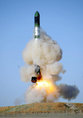 SATAN: CryoSat-2 skytes opp med en Dnepr-rakett. Det er en ombygd utgave av atommissilen med NATO-kallenavnet SS-18 Satan. Foto: AP Photo
