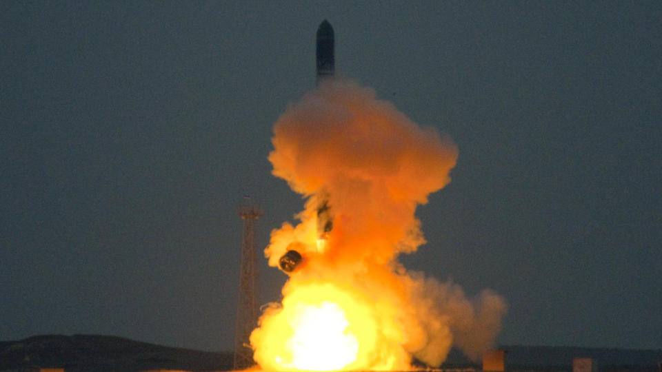 GRANSKER GLOBAL OPPVARMING: CryoSat-2, ESAs nye milj�satellitt, er n� i bane. Den skal granske hvordan global oppvarming har p�virket istykkelsen i jordas polomr�der. Foto: AP/ESA/SCANPIX