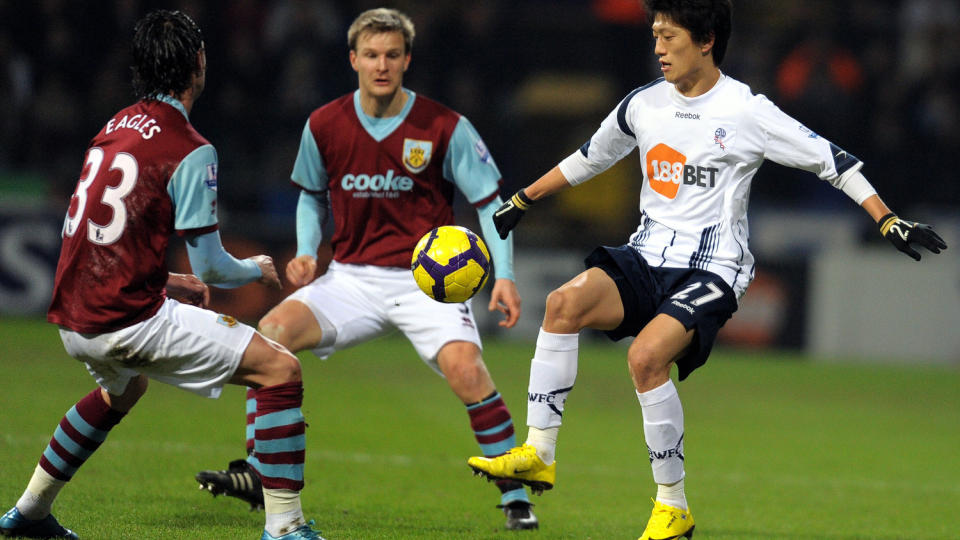 ARBEIDSL�S: Christian Kalvenes (midten) m� se seg om etter en ny jobb etter at han ble l�st fra kontrakten med Burnley.Foto: SCANPIX/AFP PHOTO/ANDREW YATES
