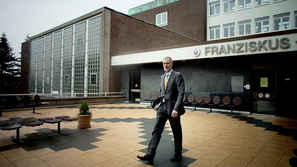 STOLER P� M�LLER ETTER TERAPI:  Pressetalsmann Roald Knillmann ved Franziskus-Hospital har f�tt forsikringer fra Vatikanet om at M�ller har g�tt i terapi. Etter at intervjuet er over oppdager han at M�ller har brutt Vatikanets forbud mot at han opptrer som prest. Foto: Bj�rn Langsem/DAGBLADET