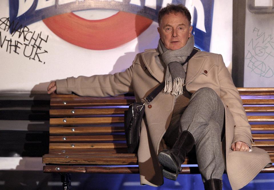 GIKK BORT TORSDAG: En av punkens grunnleggere, forretningsmannen og musikeren Malcolm McLaren. Foto: SCANPIX/EPA/BERNARDO RODRIGUEZ
