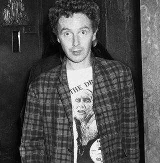 HER HAR ALT G�TT TIL HELVETE: Malcolm McLaren fotografert i New York i 1978 etter at Sex Pistols-bassist Sid Vicious er tiltalt for drapet p� sin kj�reste Nancy Spungen. SCANPIX/AP Photo.