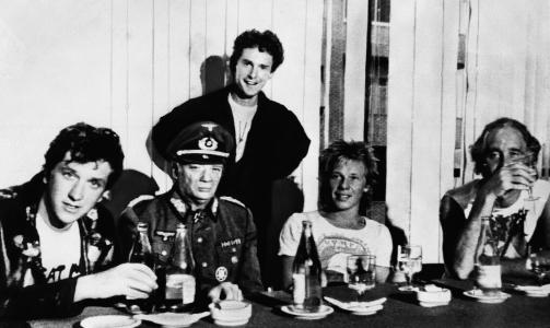 SEX PISTOLS: Malcolm McLaren st�r bak Sex Pistols-medlemmene Steve Jones og Paul Cook, samt togr�veren Ronald Biggs (til h�yre) i dette bildet fra 1978. Foto: SCANPIX/AP Photo