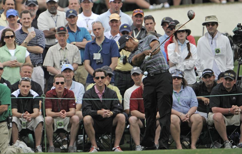 STOR INTERESSE: Tilskuerne p� Augusta fulgte Tiger Woods sitt f�rste konkurranseslag p� fem m�neder med argus�yne. Foto: SCANPIX/EPA/MATT CAMPBELL
