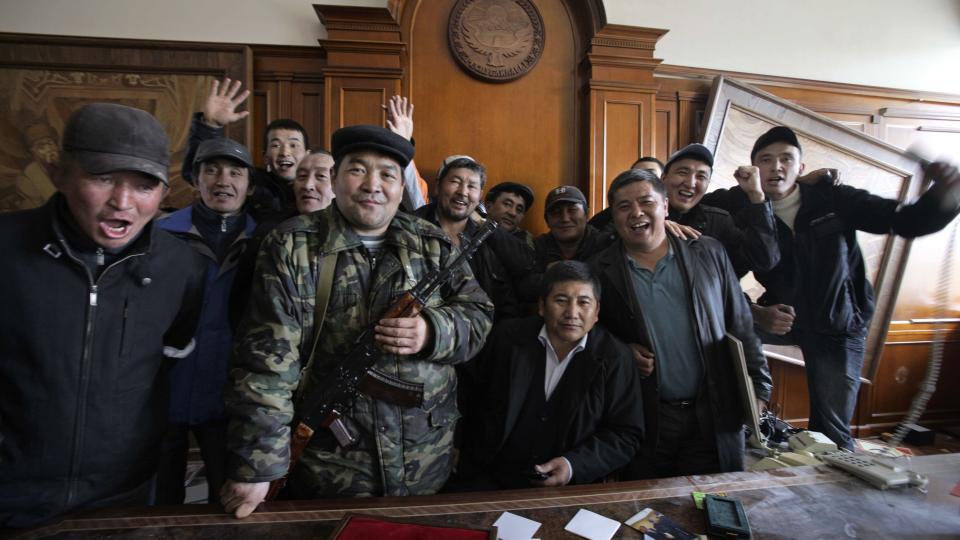 OVERTATT: Triumferende demonstranter poserer for fotografen inne p� den avsatte presidentens kontor. Foto: AP Photo/Alexander Zemlianichenko/SCANPIX