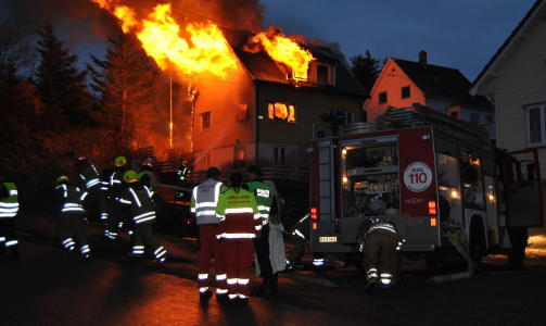 HEKTISK: Styrker fra brannvesenet stormet til, men huset sto ikke til � redde. Eneboligen var allerede overtent. Foto: Leif Eide