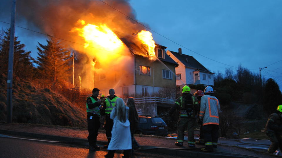 OVERTENT: En mor og hennes fire barn klarte s� vidt � redde seg ut,da huset de bodde i begynte � brenne like f�r klokka 06.30 i dag tidlig. Foto: Leif Eide