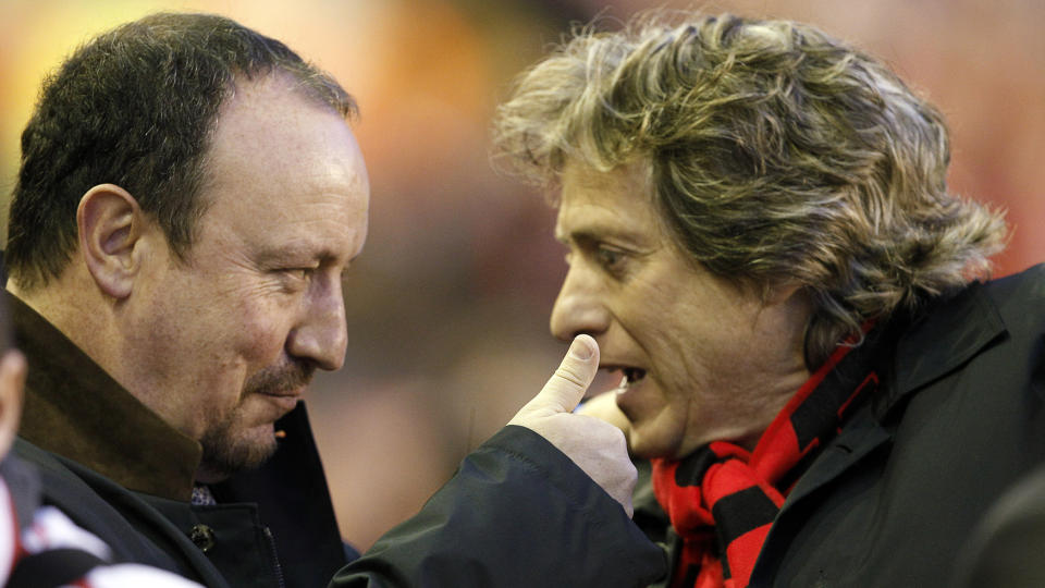 FORTSATT H�P: Liverpool-trener Rafael Benitez (t.v) var s� glad etter kampslutt i g�r at han ga Benfica-motpart Jorge Jesus en klem. Foto: REUTERS/Phil Noble