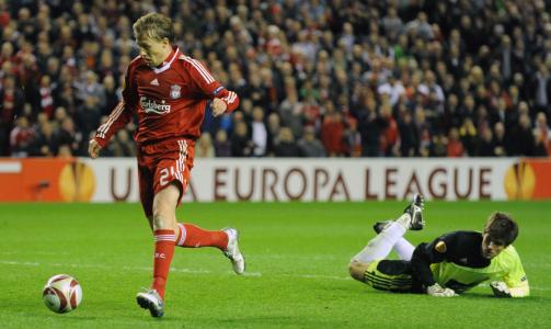 ROSES: Lucas Leiva satte inn Liverpools andre m�l da han gikk p� l�p, fikk ballen og rundet keeperen. Foto: EPA/NICK WILKINSON