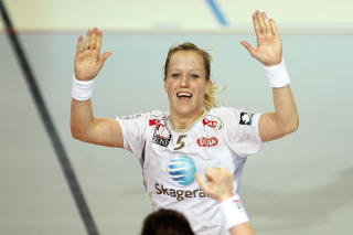 FRYKTET: Motstanderne har v�rt veldig opptatt av � stoppe Heidi L�ke. F� lykkes. Foto: Svein Andr� Svendsen/LARVIK HK