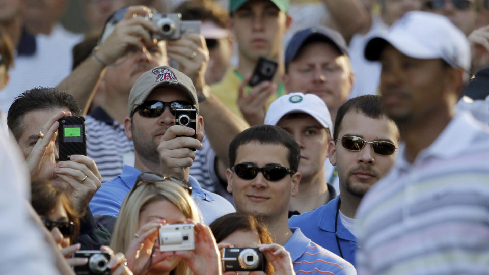 MANNEN ALLE SNAKKER OM: Tiger Woods har s� langt levert et sterkt comeback i Masters-turneringen, og det til tross for at han er litt rusten. Og Tiger Woods er allerede akseptert igjen av publikum etter alle sexskandalers mor, skriver Morten Pedersen.  Foto: REUTERS/Brian Snyder (UNITED STATES - Tags: SPORT GOLF)