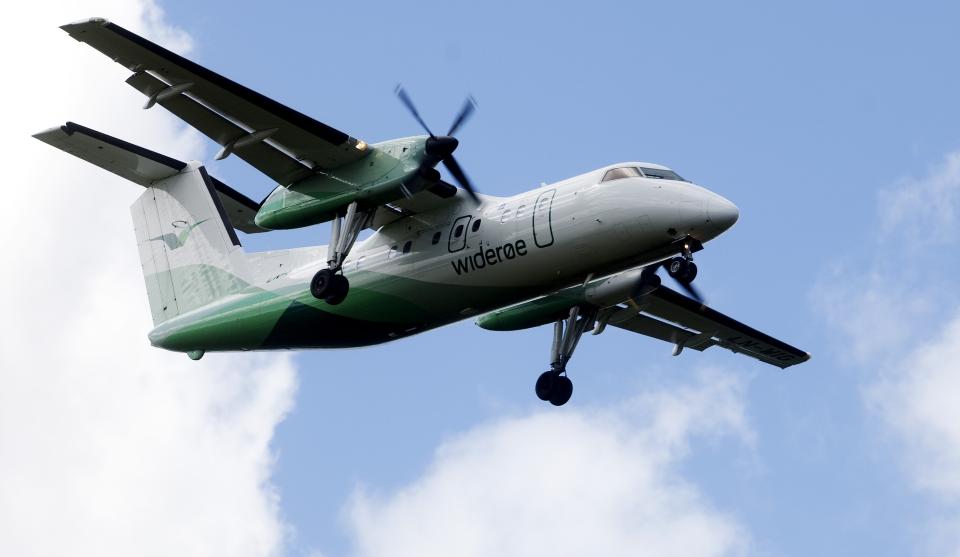MOTORTR�BBEL: Et Wider�e fly type Dash 8 fikk motortr�bbel i dag og m�tte avbryte turen til Newcastle. Her lander et tilsvarende Wider�e-fly. Foto: Kyrre Lien / SCANPIX