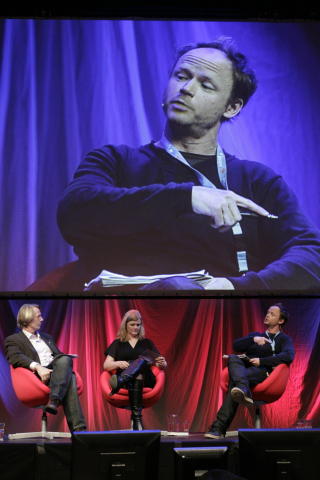 EIAS AGENDA: Forskningsr�dets leder advarer mot forenklingene i tv-programmet og i forskningsdebatten som f�lger. Her J�rgen Lorentzen, Anne Lindmo og Harald Eia fra SKUP-konferansen i T�nsberg.  Foto: Peder Gjers�e