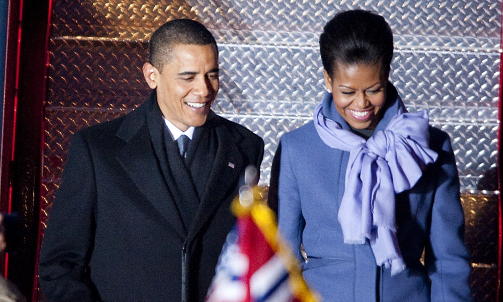 USIKKERT: Det er usikkert om USAs presidente Barack Obama rekker fram til Polen for � delta i begravelsen til den polske presidenten Lech Kaczynski s�ndag. Her er Obama og kona Michelle p� Oslo lufthavn Gardermoen i forbindelse med utdelingen av Nobels Fredspris.  Foto: Thomas Rasmus Skaug / Dagbladet