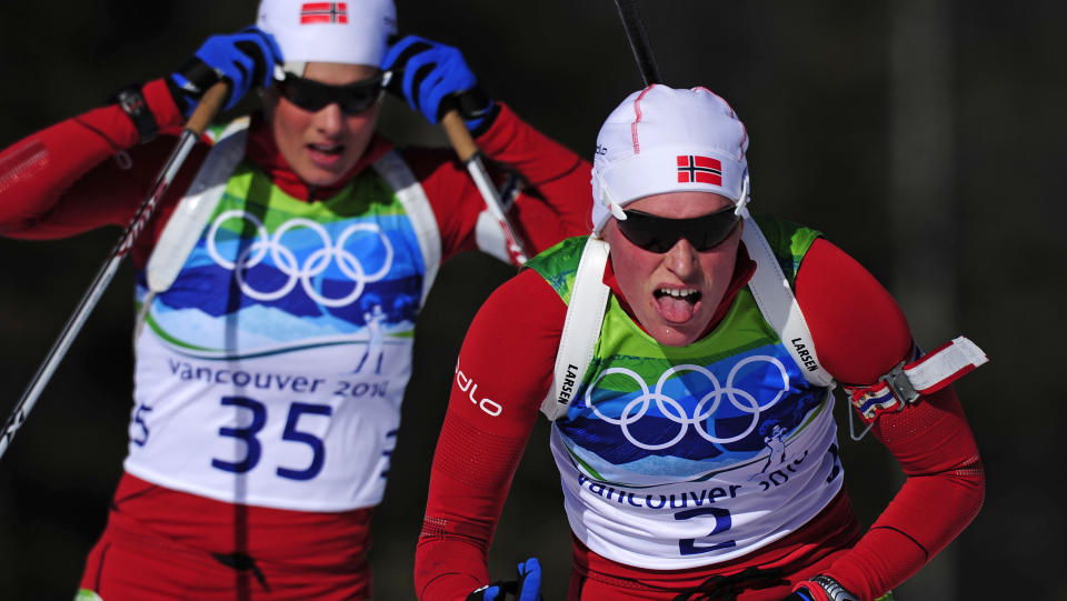 TETT KAMP OM GULLET: Men Tora Berger skj�t p� seg en strafferunde mer enn Ann Kristin Flatland Aafedt, og da hjalp det ikke at avslutningen til f�rstnevnte var sterk. Foto:      AFP PHOTO / FRANCK FIFE