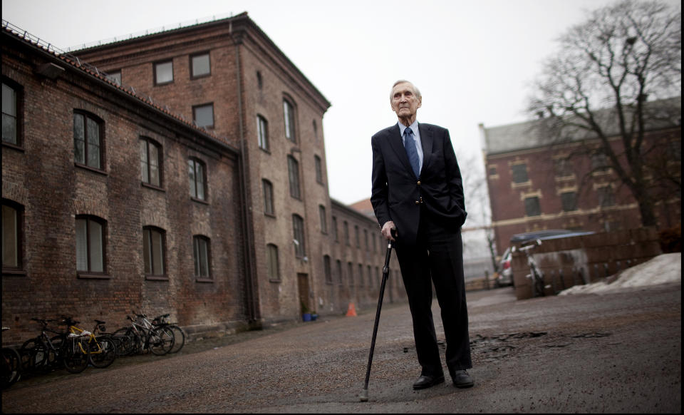 Gunnar Sønsteby (92) is one of the most well-known resistance fighters of World War II. For sin innsats under krigen er han tre ganger tildelt Krigskorset med sverd og er dermed Norges høyest dekorerte borger. Foto: Jon Terje Hellgren Hansen / Dagbladet For his efforts during the war, he is three times awarded the War Cross with sword, and is thus highly decorated Norwegian citizen. Photo: Jon Terje Hellgren Hansen / Dagbladet Gunnar Sønsteby (92) is one of the most well-known resistance fighters of World War II. For sin innsats under krigen er han tre ganger tildelt Krigskorset med sverd og er dermed Norges høyest dekorerte borger. Foto: Jon Terje Hellgren Hansen / Dagbladet For his efforts during the war, he is three times awarded the War Cross with sword, and is thus highly decorated Norwegian citizen. Photo: Jon Terje Hellgren Hansen / Dagbladet