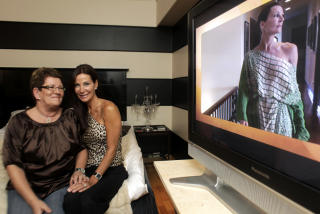 SPENTE: Siv Cotton og mora Grethe Alice Brobakken skal se f�rste episode av �Norske Hollywoodfruer� p� Grand Hotel i Oslo. Foto: Hans Arne Vedlog