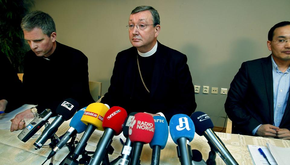 STORT BISKOPPTR�KK: Et stort presseoppbud m�tte opp da biskop Bernt I. Eidsvig ( i midten) holdt pressekonferanse om overgrepssakene som har kommer fram de siste dagene. I panelet satt ogs� sogneprest Sigurd Markussen (til venstre) og psykolog Huan Nguyen.  FOTO: JACQUES HVISTENDAHL