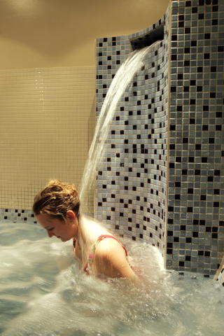  VANN:  H�rer med p� en spabehandling, som her nakke massasje med vann p� Norefjell Spa.  Foto: Geir B�lstad