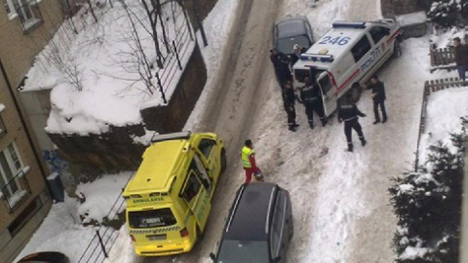 D�DE: Den 63 �r gamle D�ndu Tulum d�de i en leilighet p� T�yen i Oslo.  Ambulansetjenesten valgte � sende politiet f�rst. Flere av familiemedlemmene til den avd�de ble lagt i jern utenfor huset.    Foto: Siril K. Herseth / Dagbladet
